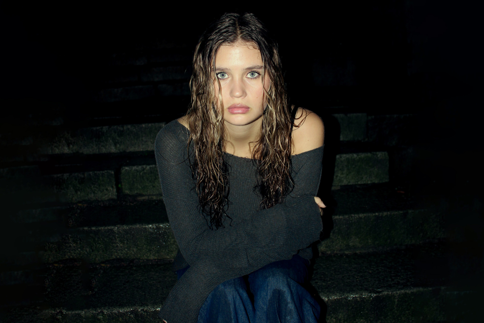 Artisten Ida-Lova sitter i grå tröja och blå jeans.